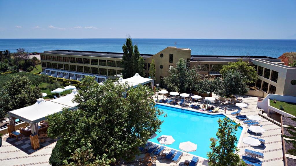 亚历山德鲁波利斯亚历山大海滩温泉酒店的享有酒店空中美景,设有游泳池