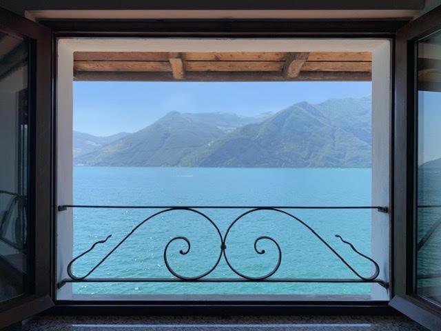马罗内L'Ora的享有水景和山景的窗户。
