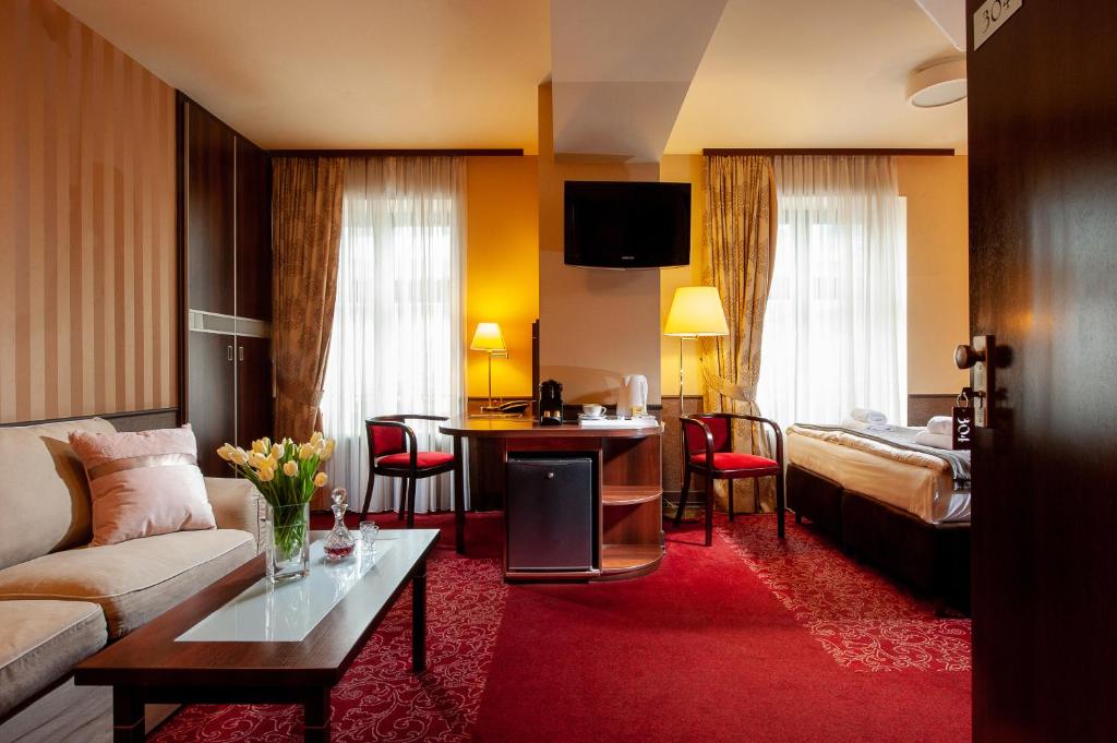 克拉科夫维罗波莱酒店的酒店客房设有一张沙发和一张床