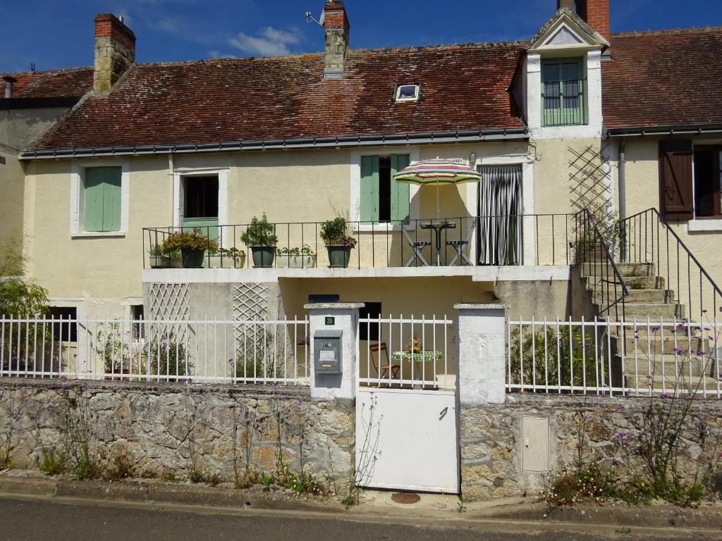 Ferrière-Larçongite des tisserands的白色门和栅栏的房子