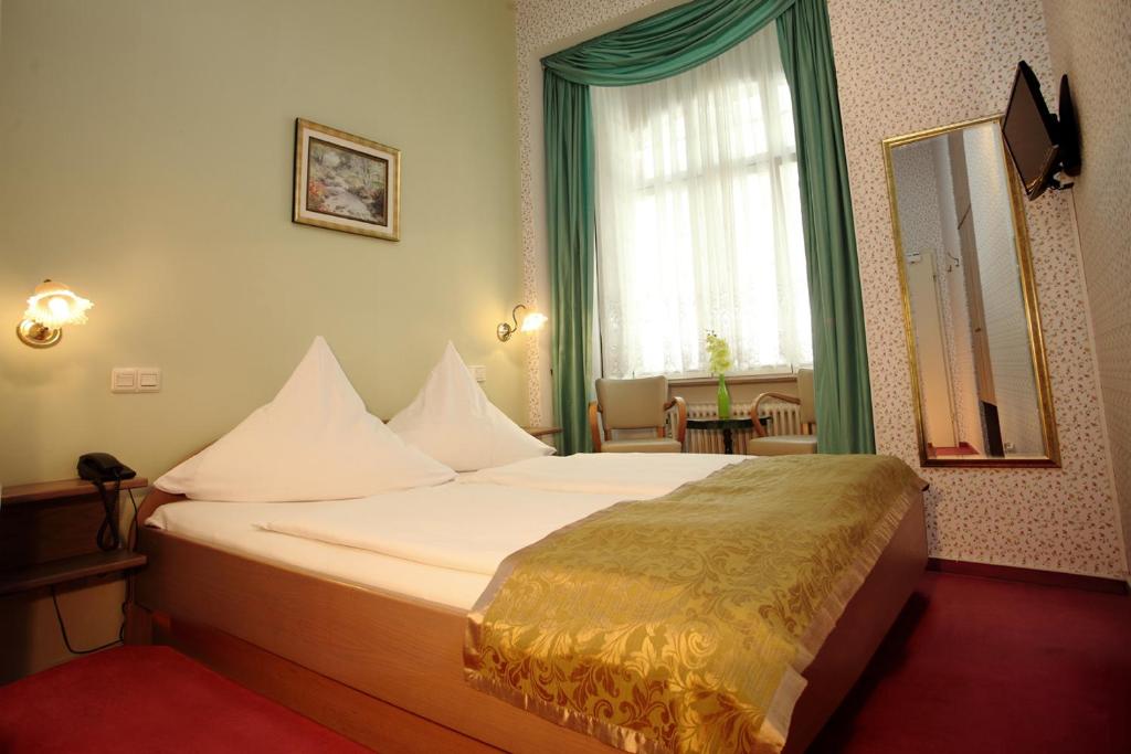 特里尔阿斯托利亚酒店的一间酒店客房,房内配有一张大床