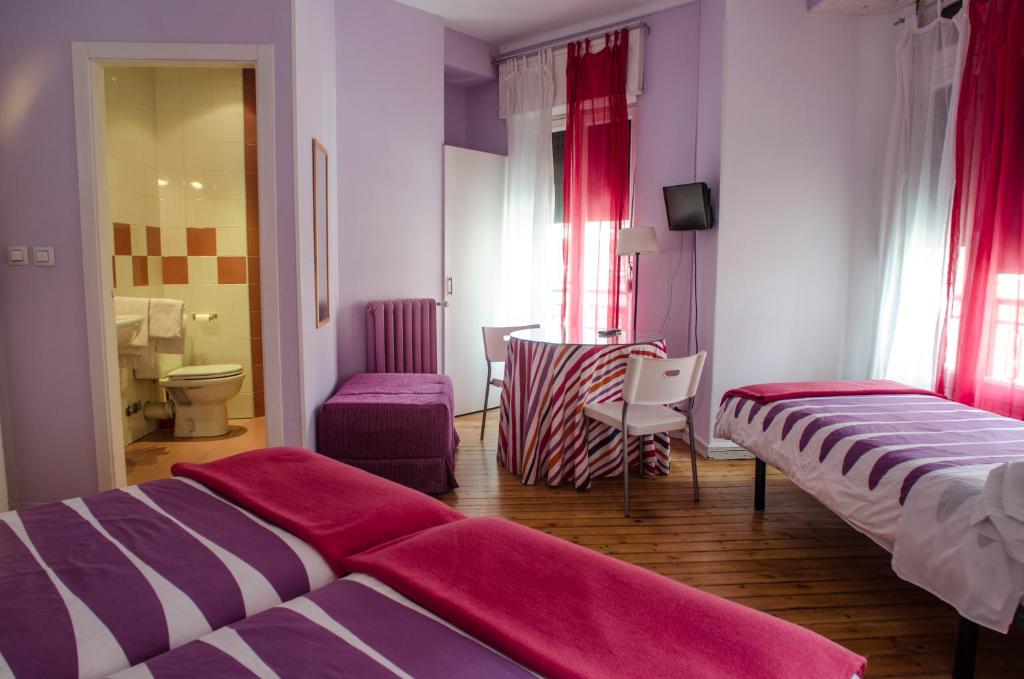 莱昂布兰卡住宿加早餐旅馆的酒店客房带两张床和一间浴室