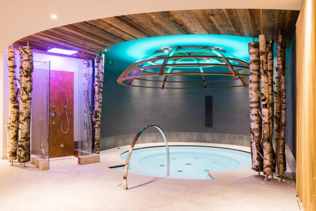 塞尔瓦迪加尔代纳山谷阿拉斯加酒店的热水浴池位于客房中间