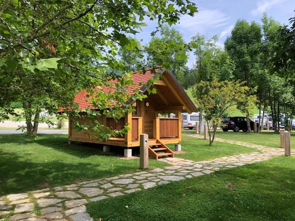 VranskoCamp Podgrad Vransko的树木繁茂的公园里的小木屋
