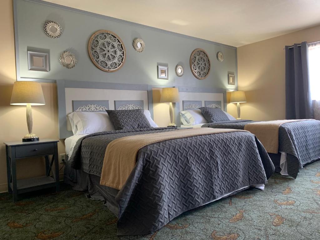 索尔多特纳Alaska Angler's Inn的卧室配有两张床和墙上的盘子。