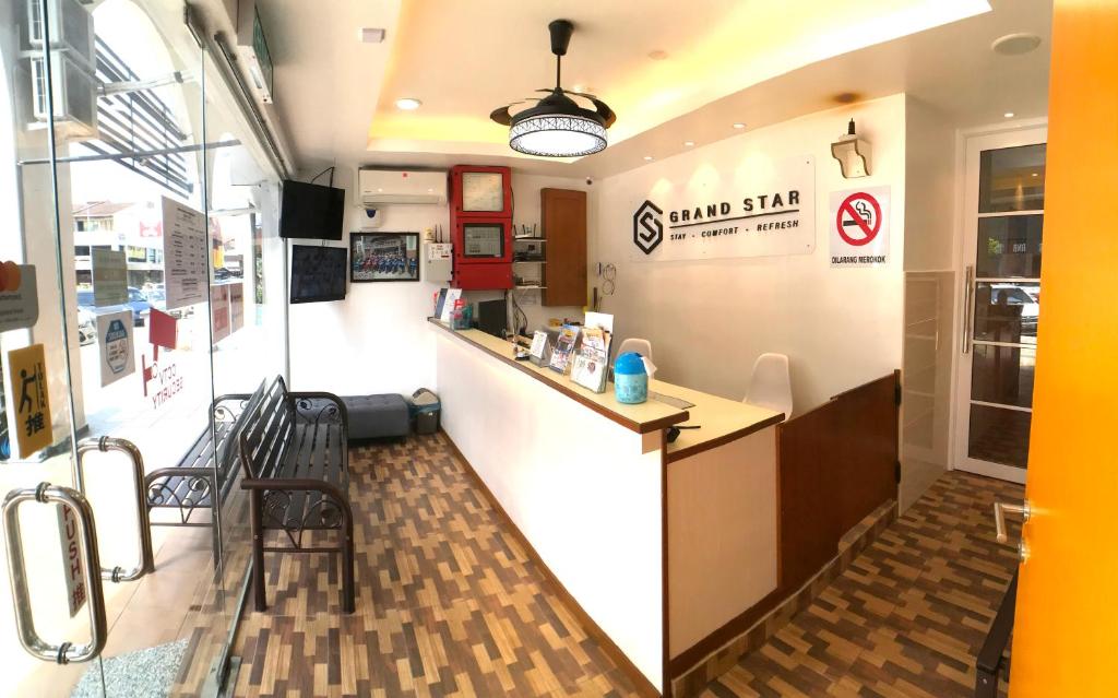 马六甲Grand Star Hotel的一间小型寿司餐厅,配有柜台和椅子