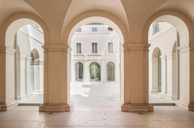 曼托瓦PALAZZO BECCAGUTTI CAVRIANI - Gallery Suite e Frescoes Suite的空的拱廊,有柱子和白色的建筑