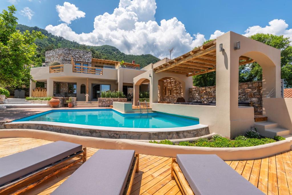 斯卡拉伯塔麦斯Meli Suites, Thassos的一座带游泳池和房子的度假屋