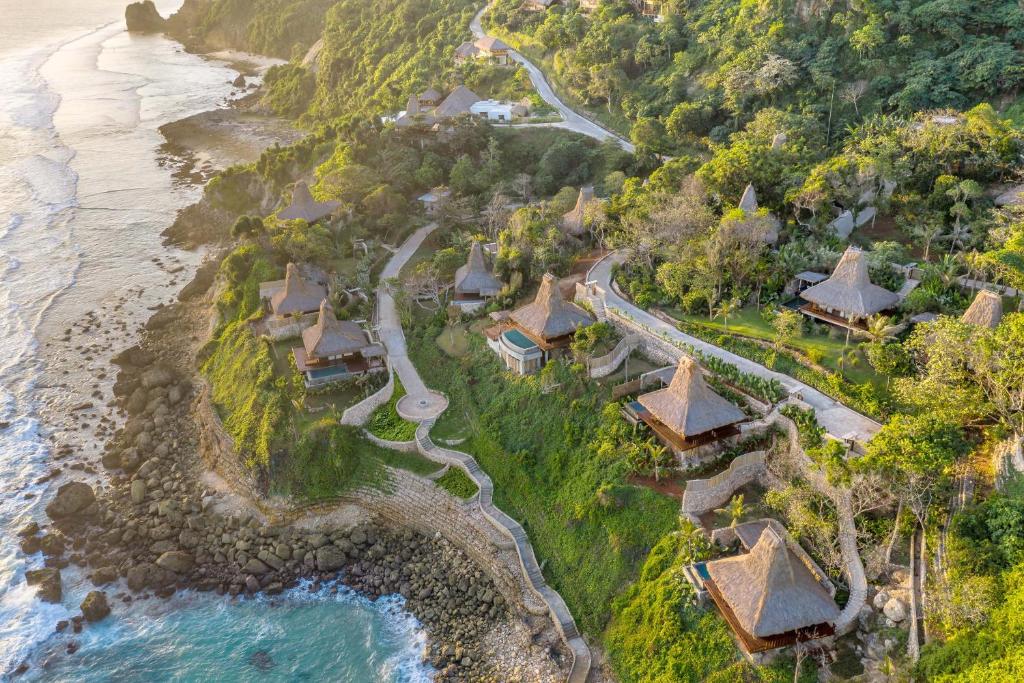 WatukarereLelewatu Resort Sumba的海洋旁度假胜地的空中景致