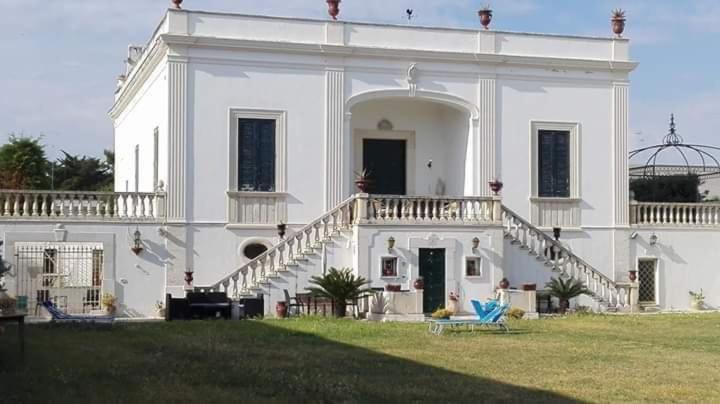 巴里隆戈德贝利斯别墅住宿加早餐旅馆的一座大型白色房子,在院子里设有楼梯