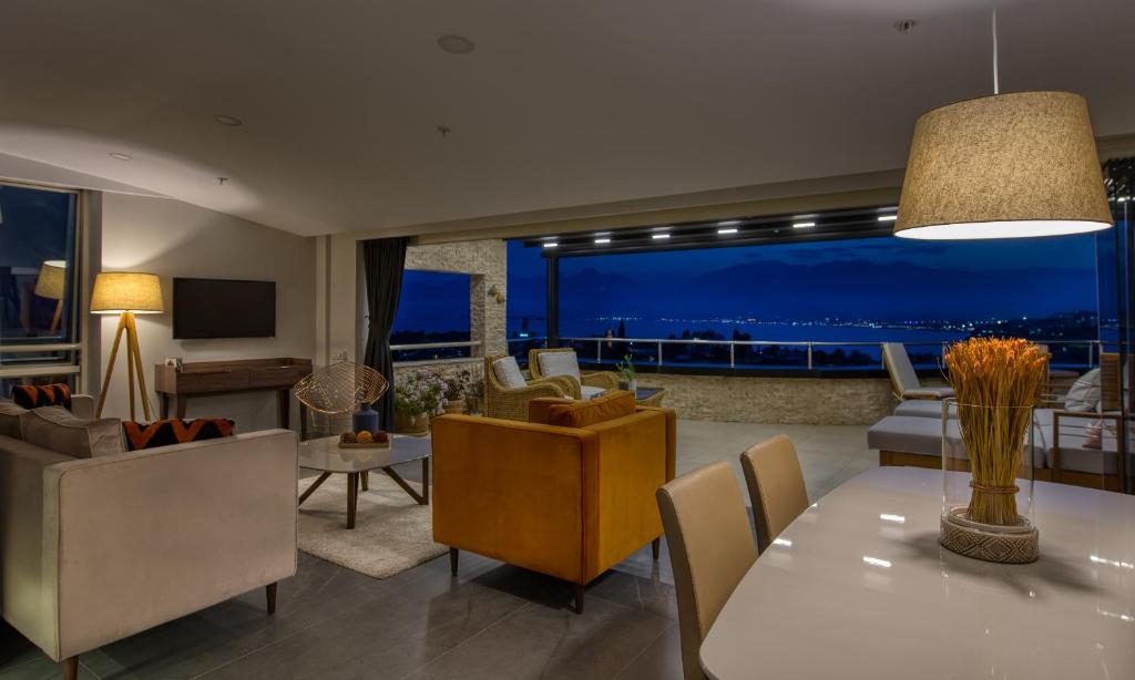 安塔利亚阿卡家园公寓式酒店的一间带餐桌的客厅和一间享有美景的客厅
