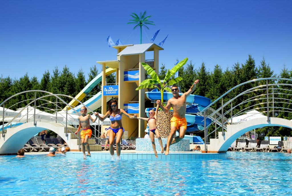 多布瓦Honey Paradise glamping resort的一群人跳进水上公园