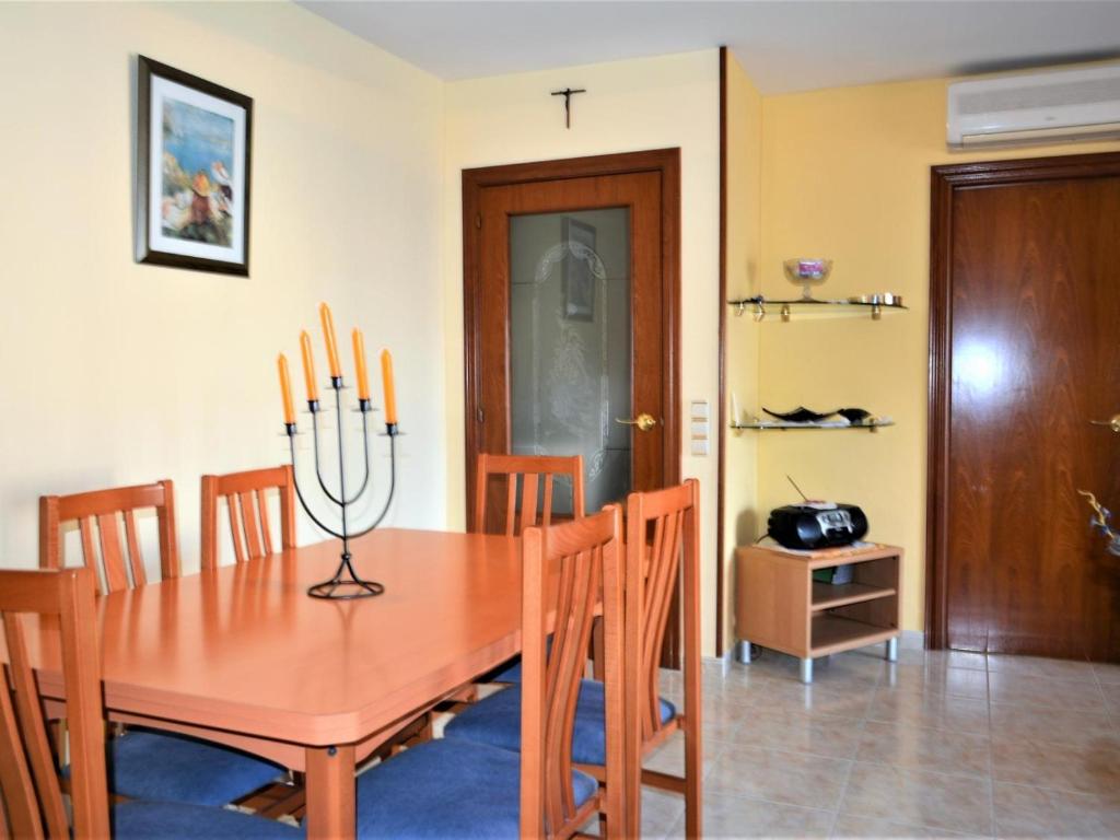 库尼特Villa Service - Thalassa的用餐室配有木桌和蜡烛
