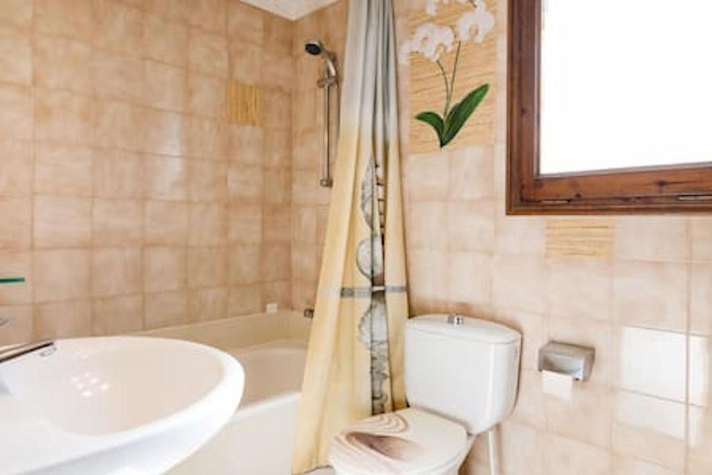 莱斯卡拉Villa Valerie bio & zen的浴室配有盥洗盆、卫生间和浴缸。