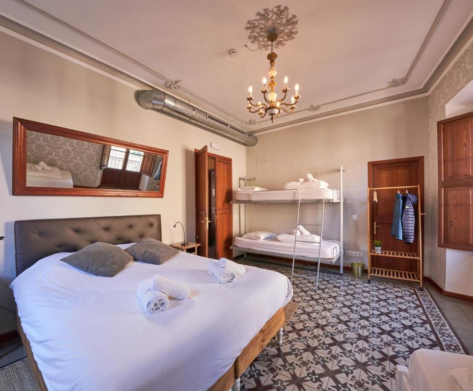 索列尔Hostel Sóller的一间卧室配有一张大床和一个吊灯。