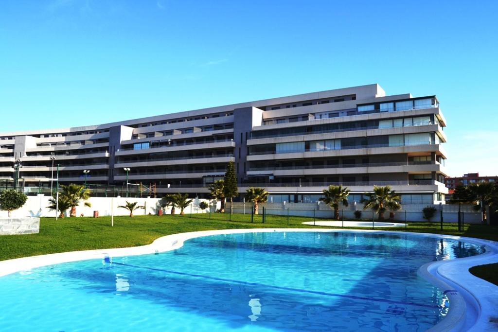 滨海罗克塔斯Residencial Mirador Playa Serena的大楼前的大型游泳池