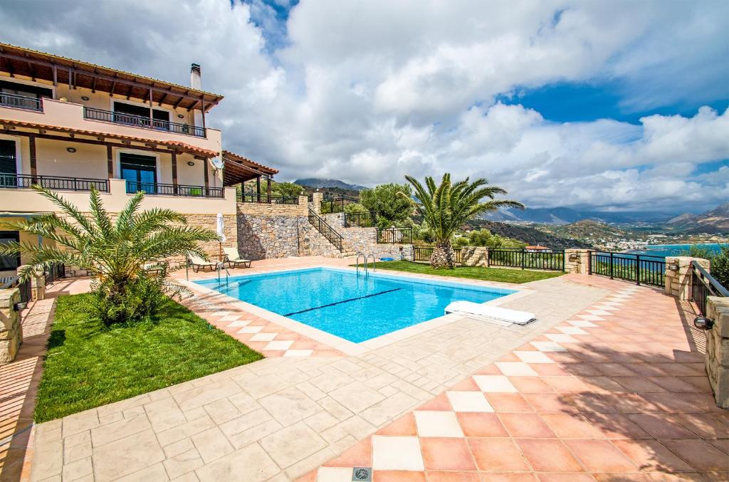 SellíaSouda Bay Loggia的一座带游泳池和房子的别墅
