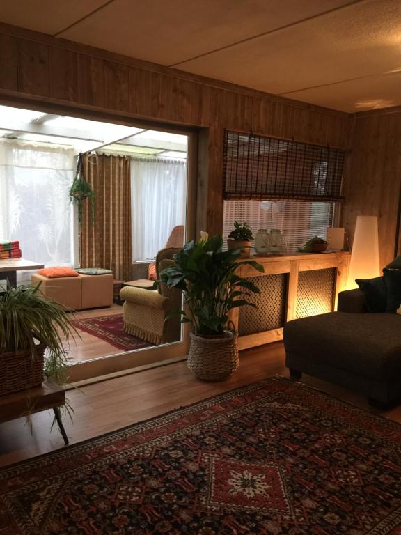 哈克斯卑尔根Boshuisje的客厅配有沙发和桌子
