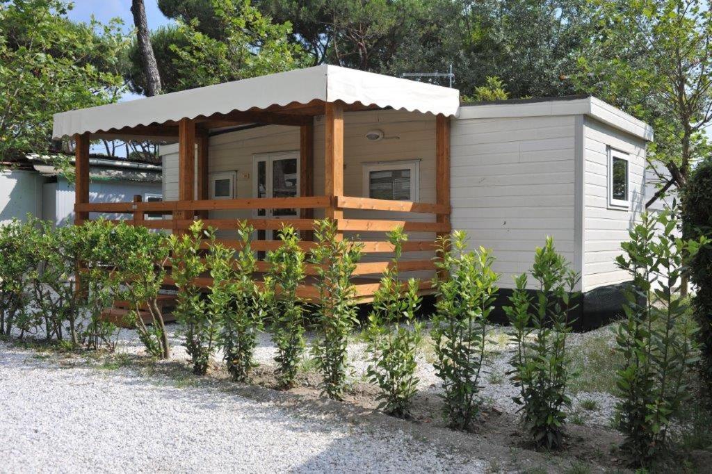 马萨Camping Europa的花园中带天篷的小小屋
