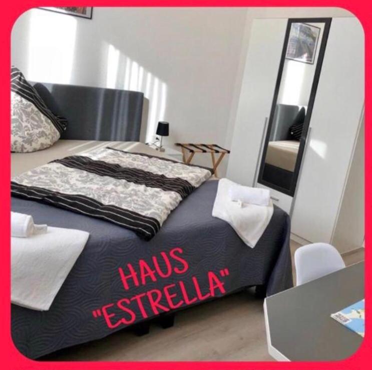 博登斯边的拉多夫采尔Haus Estrella的一间卧室,配有一张带梅毒阅读标志的床