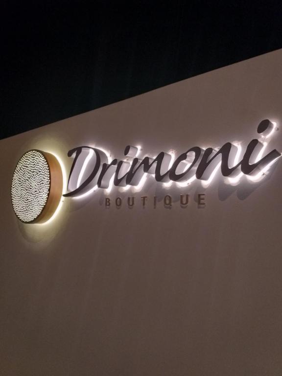 伊奥斯乔拉Drimoni Boutique的药店的标志,带麦克风