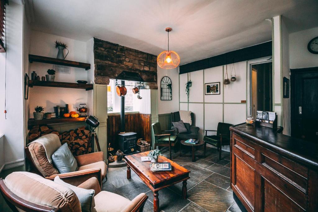 哈沃斯Weavers Guesthouse by Weavers of Haworth的客厅配有沙发和桌子
