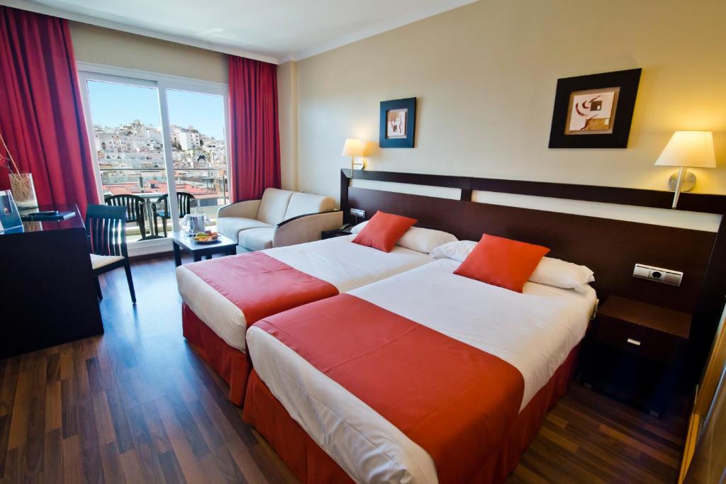 阿尔姆尼卡阿尔姆尼卡海湾酒店的酒店客房设有一张大床和一间客厅。