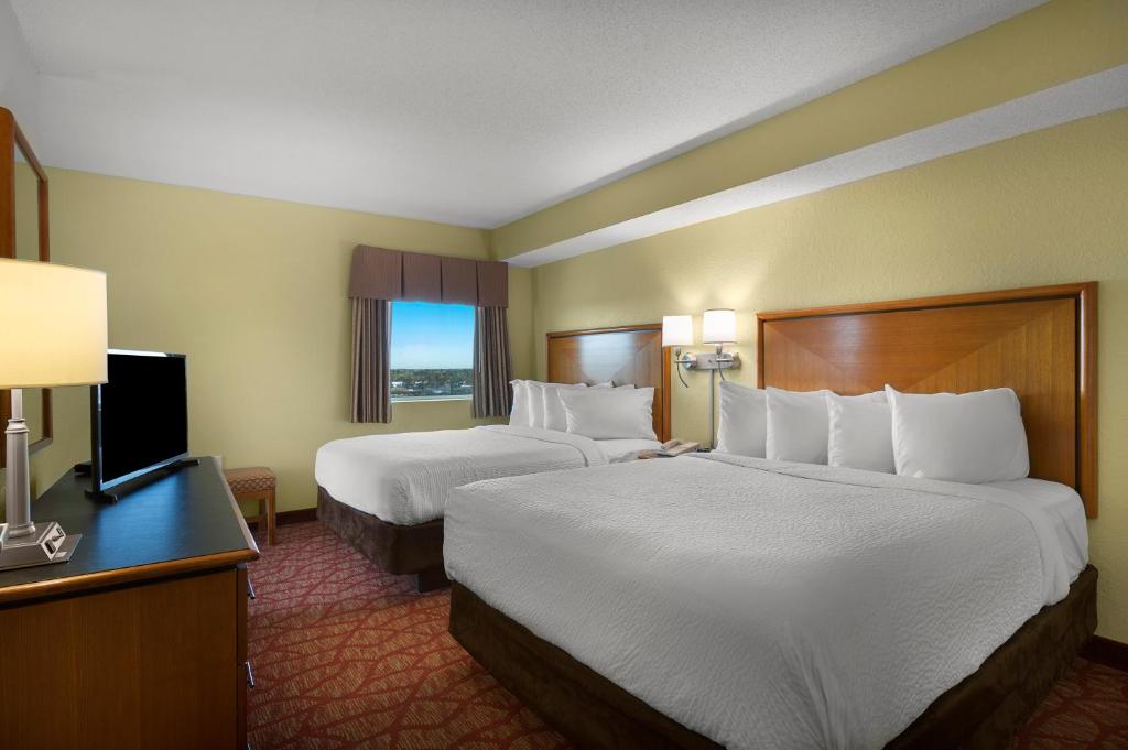 默特尔比奇美特尔海滩海湾景度假酒店的酒店客房设有两张床和电视。