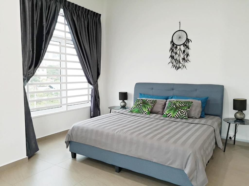 马六甲Urban Space的一间卧室设有蓝色的床和窗户。