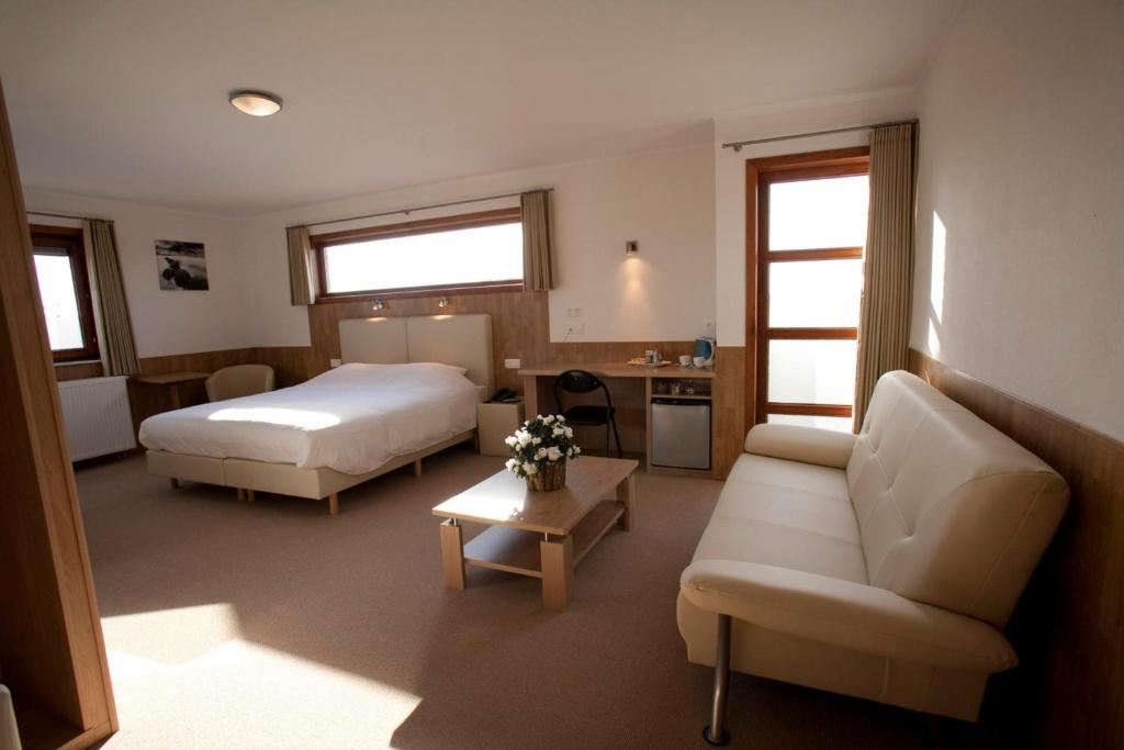 鲁瑟拉勒璨多尔酒店的酒店客房,配有床和沙发