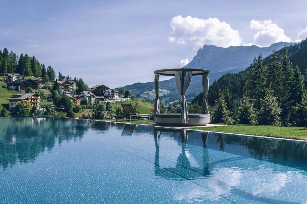拉维拉Hotel Cristallo - Wellness Mountain Living的山水池的背景