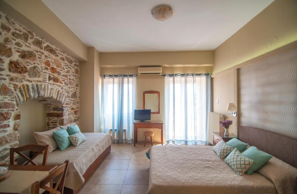 埃尔莫波利斯Ostria的带沙发和石墙的客厅