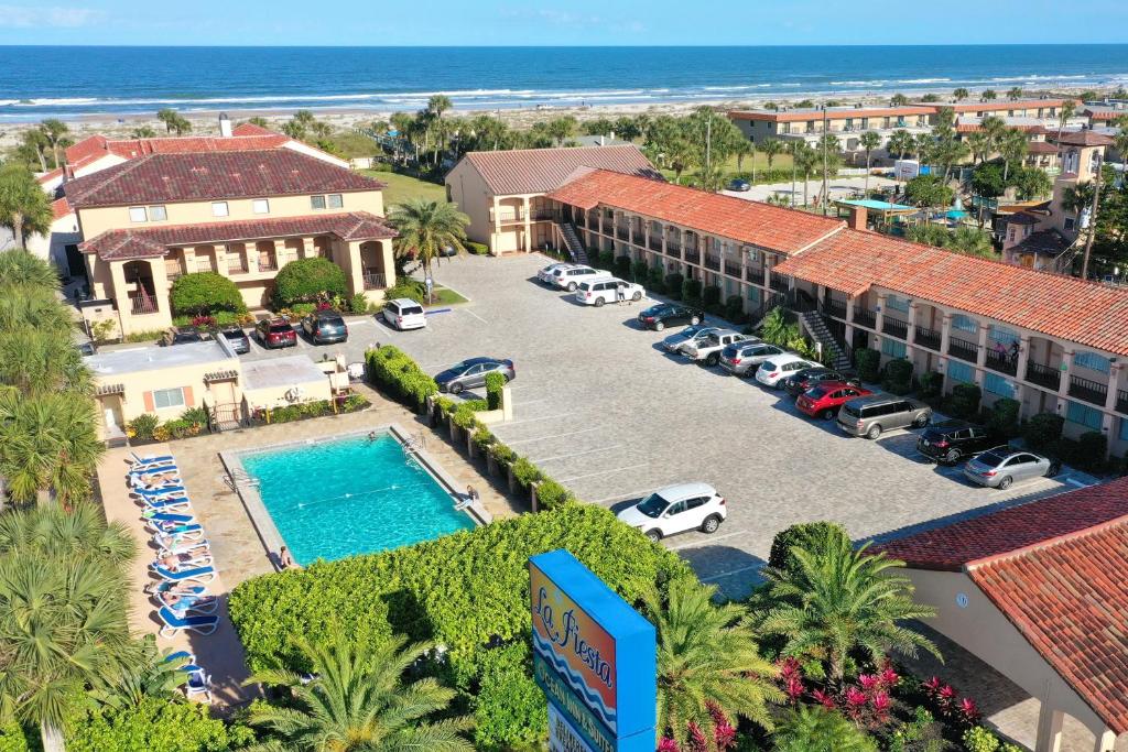 圣奥古斯丁海滩菲埃斯塔海洋套房酒店 的享有酒店空中景色,设有停车场和大海