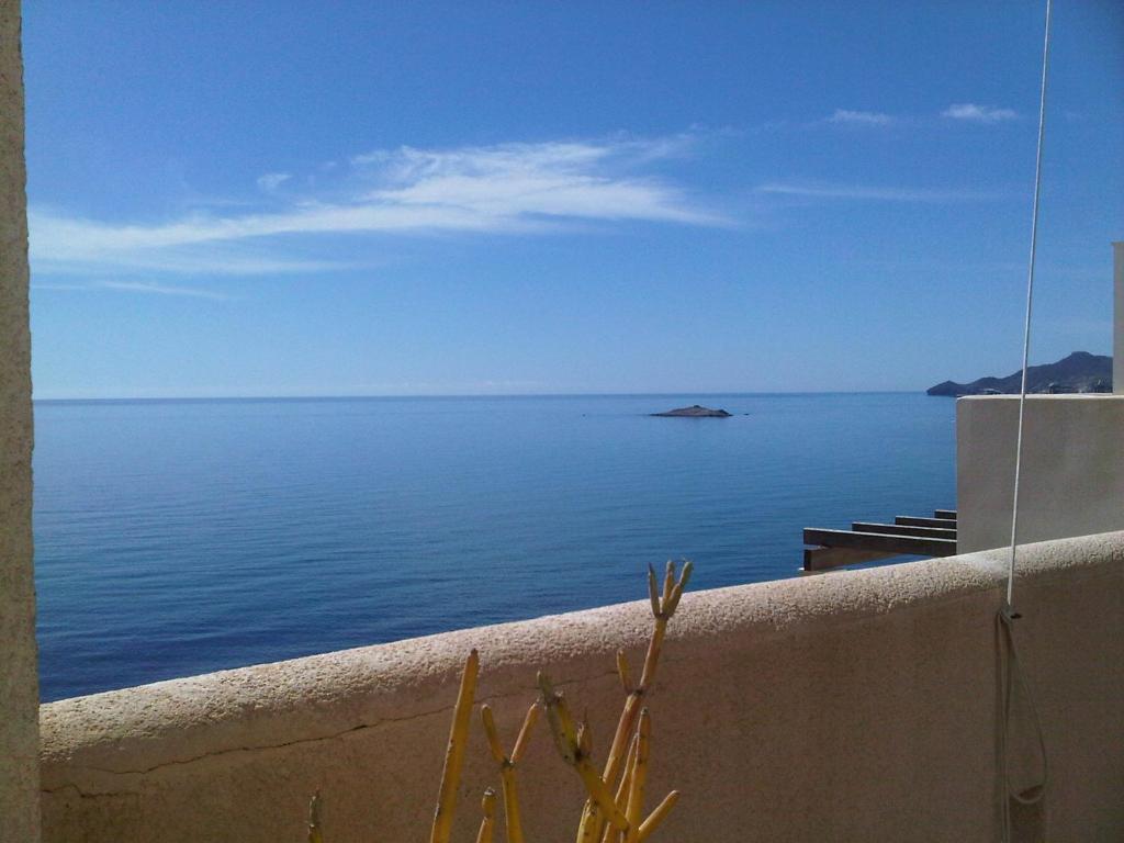 卡沃内拉斯Apartamento Vistas Espectaculares al Mar的透过墙壁可欣赏到海景