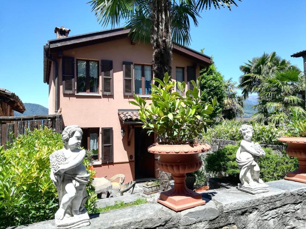 MontagnolaCasa Olivo的两座儿童雕像在房子前面