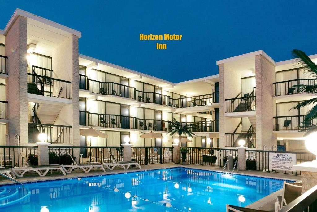 北怀尔德伍德Horizon Motor Inn的一张酒店外形图,一个游泳池