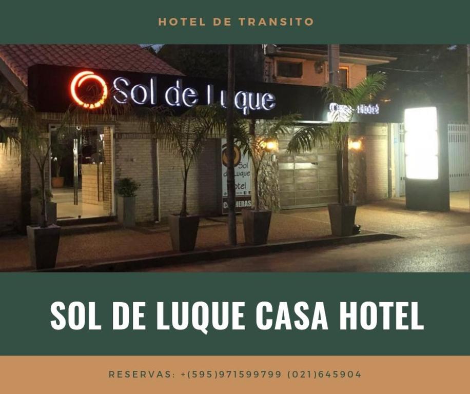 LuqueSol de Luque Casa-hotel的夜间街道上酒店标志