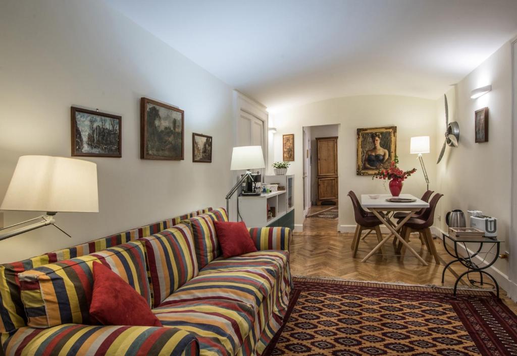 那不勒斯Barù in Chiaia的客厅配有沙发和桌子