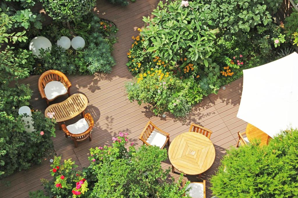 巴黎阿朗布拉酒店的花园顶部景,配有桌椅