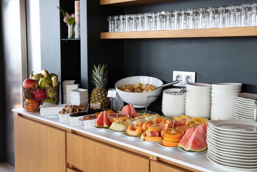维琪奥港贝斯特韦斯特阿尔孔酒店的自助餐,包括各种水果在餐桌上