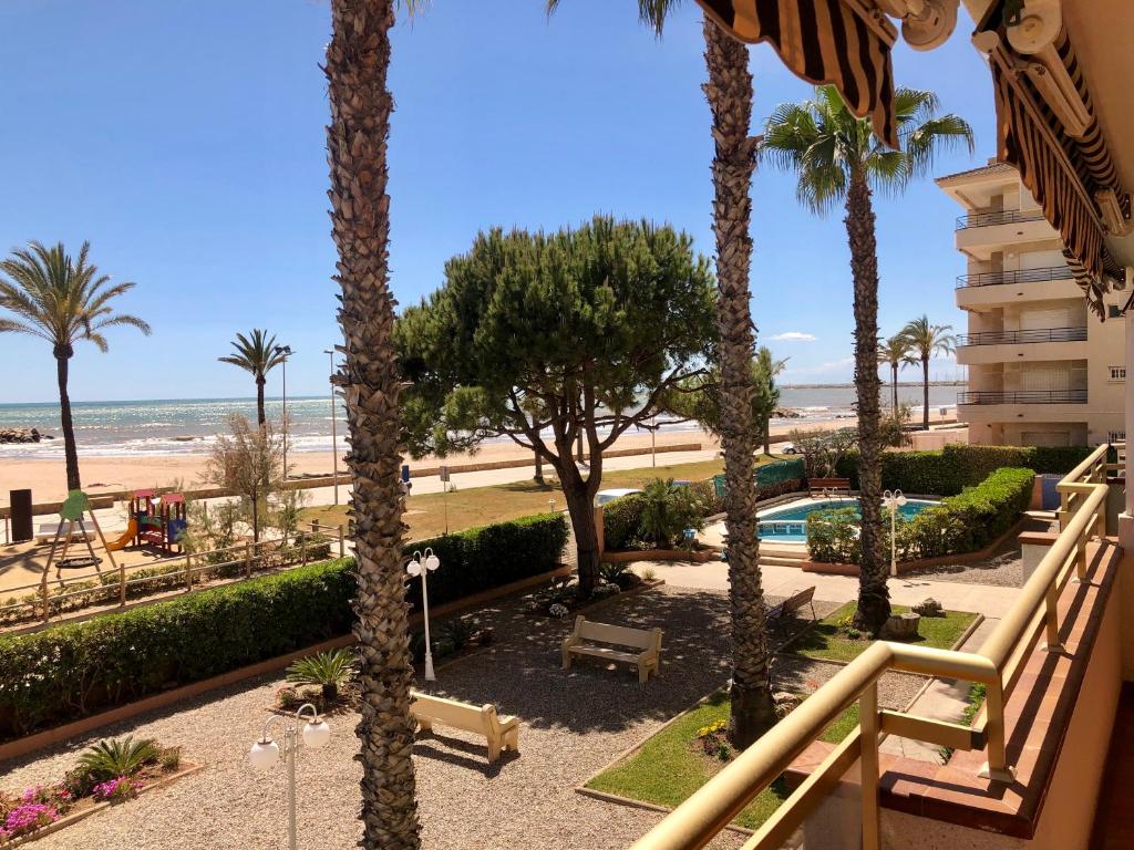 库尼特Cunit Playa 2的从度假村的阳台上可欣赏到海滩景色