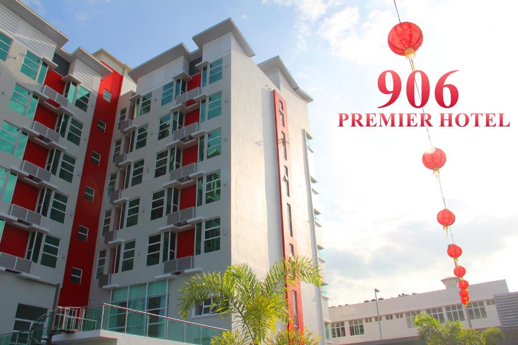 马六甲906普瑞米尔酒店的一座标有酒店标志的建筑