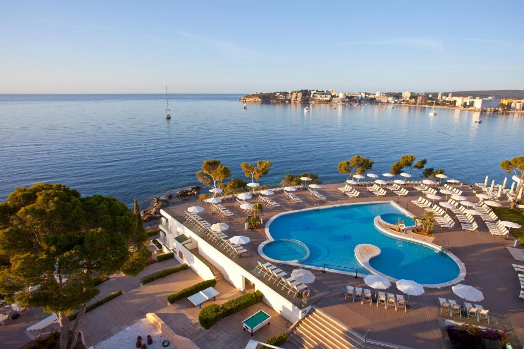 帕尔马诺瓦伯恩马尔公寓酒店的享有带游泳池的度假村的空中景致