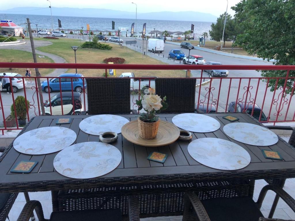 奥弗里安Sophies Sea View Apartment Touzla的海景阳台上的桌子