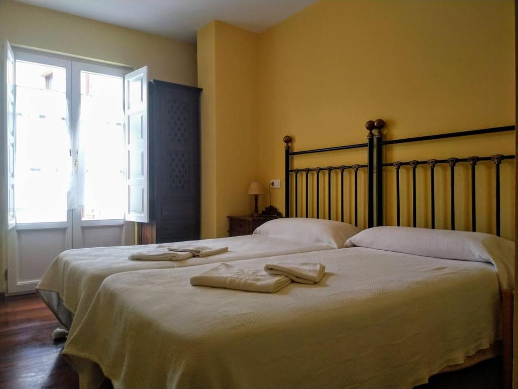 SelayaPosada laventa的一间卧室配有一张大床和两条毛巾