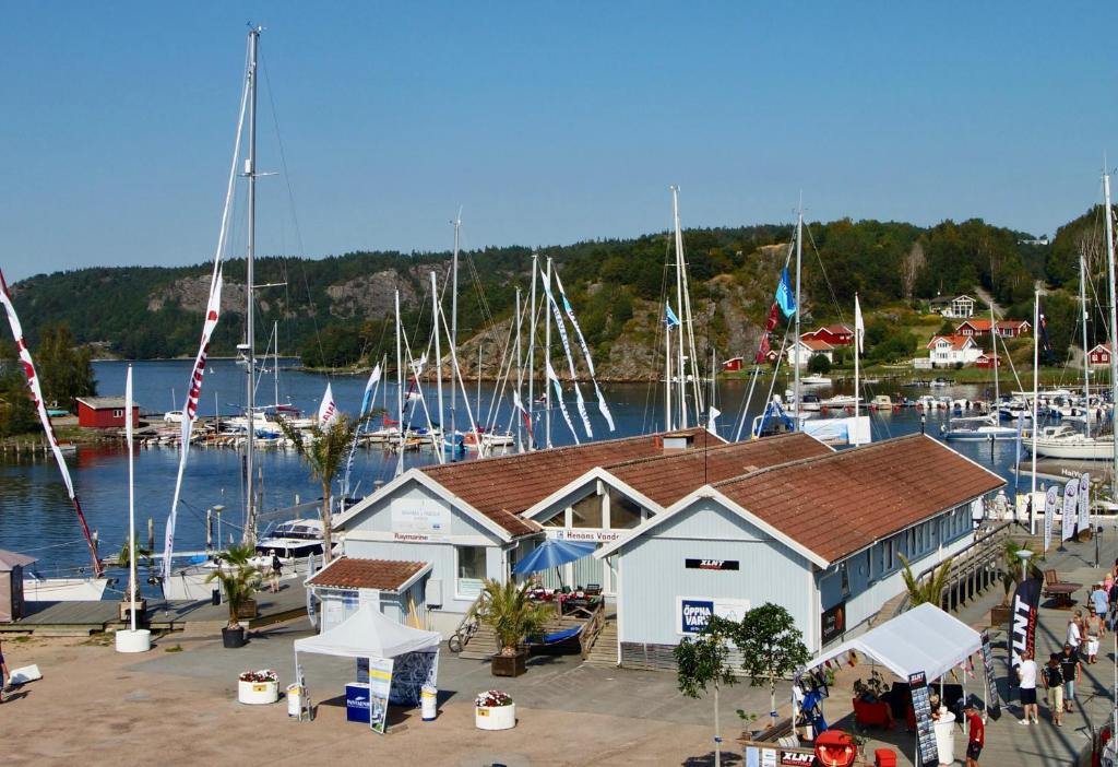 HenånApartments in Henån的码头,有许多船只在水里,人们