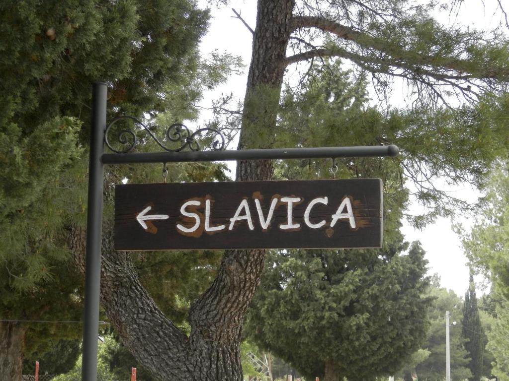 罗佐瓦克Apartment Slavica的树前的斯拉维卡标志
