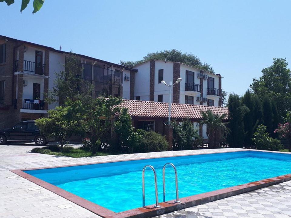 ShildaShaloshvili's Cellar Hotel的大楼前的游泳池