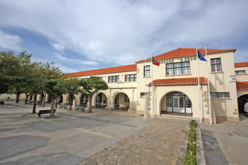 埃斯托利尔图里斯莫赛库洛旅馆的前面有两面旗帜的大建筑