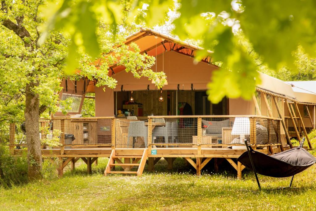 圣马力诺Lodge Holidays - Glamping San Marino的房子前面的吊床